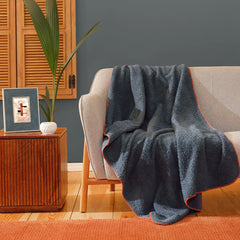 Karaca Home Faye TV-Decke Indigo aus Polyester, 115 × 160 cm
