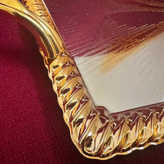 Gold-plated masterpiece: medium-sized rectangular tray with a noble shine