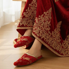 Paire de chaussons en velours ornés de pompons au design Bindallı – Pantoufles orientales rouges pour henné et mariage