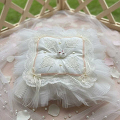 Coussin de fiançailles carré avec dentelle et colombes