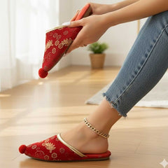 Paire de chaussons en velours ornés de pompons au design Bindallı – Pantoufles orientales rouges pour henné et mariage