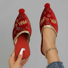 Paire de chaussons en velours ornés de pompons au design Bindallı – Pantoufles orientales rouges pour henné et mariage